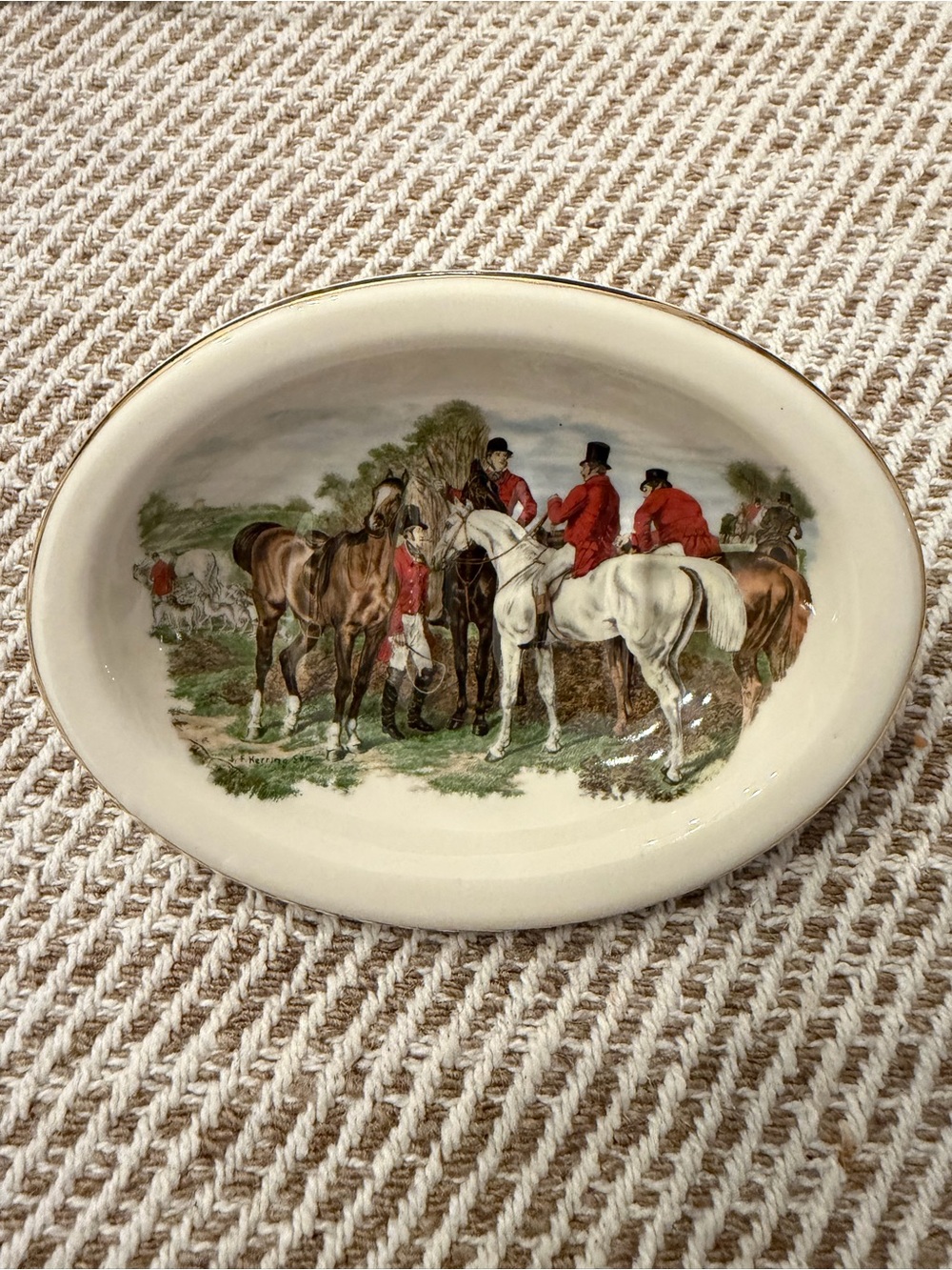 Cracker Barrel Ivory Oval Hunt Scene Soap Dish / Trinket Tray